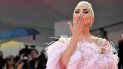 Olivia Colman, Emma Stone, Natalie Portman o Dakota Johnson pasearon por Venecia defendiendo sus personajes, pero sin duda la estrella más esperada y la más fotografiada fue Lady Gaga. Olivia Colman, Emma Stone, Natalie Portman o Dakota Johnson pasearon por Venecia defendiendo sus personajes, pero sin duda la estrella más esperada y la más fotografiada fue Lady Gaga.