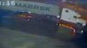 El robo quedó grabado con cámaras de seguridad instaladas en el frente de la compañía de transporte. El robo quedó grabado con cámaras de seguridad instaladas en el frente de la compañía de transporte.