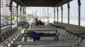 Una persona sin hogar duerme bajo un pabellón en la reserva de la playa de Revere en Massachusetts, EEUU. Una persona sin hogar duerme bajo un pabellón en la reserva de la playa de Revere en Massachusetts, EEUU.