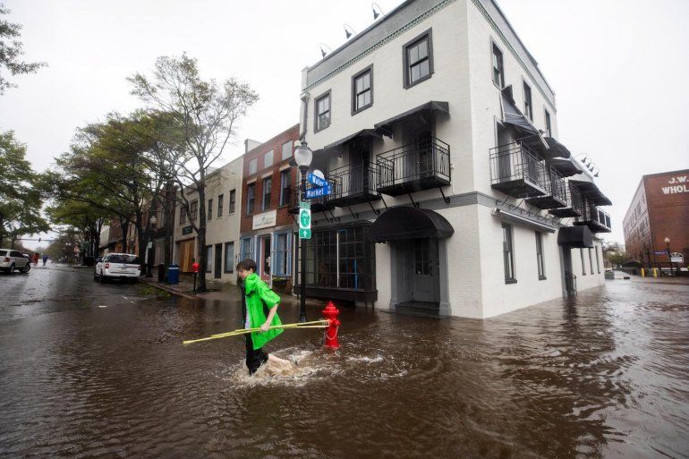Vecinos caminan por una calle inundada tras el paso del huracán Florence, en Wilmington, Carolina del Norte.