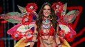 El desfile de moda, retransmitido por televisión en 190 países y seguido por unas 800 millones de personas, destaca por la espectacularidad de su presentación. El desfile de moda, retransmitido por televisión en 190 países y seguido por unas 800 millones de personas, destaca por la espectacularidad de su presentación.