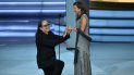 Weiss tomó por sorpresa a todo el Teatro Microsoft de Los Angeles cuando, a mitad de su discurso, le propuso matrimonio a su pareja Jan, que se encontraba entre el público. Weiss tomó por sorpresa a todo el Teatro Microsoft de Los Angeles cuando, a mitad de su discurso, le propuso matrimonio a su pareja Jan, que se encontraba entre el público.