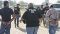 Policías arrestan .indocumentados Policías arrestan .indocumentados