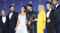 El elenco de la miniserie The Assasination of Gianni Versace luego de recoger su premio. El elenco de la miniserie The Assasination of Gianni Versace luego de recoger su premio.