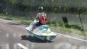un hombre maneja un jet ski por una carretera en florida un hombre maneja un jet ski por una carretera en florida