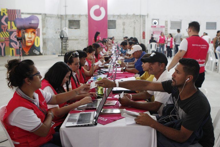 Unas 4.000 personas participaron en una feria de empleo orientada exclusivamente a venezolanos y otros emigrantes en Medellín, Colombia.