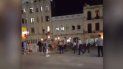 Agentes de la policía política maltratan a un hombre esposado en una plaza pública en La Habana. Agentes de la policía política maltratan a un hombre esposado en una plaza pública en La Habana.