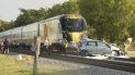 La conductora del automóvil salió del vehículo justo antes de que el tren arribara al lugar. La conductora del automóvil salió del vehículo justo antes de que el tren arribara al lugar.