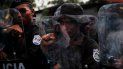 - Policías antimotines impiden el paso de manifestantes en Nicaragua. - Policías antimotines impiden el paso de manifestantes en Nicaragua.