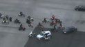 El conductor del automóvil fue perseguido por el grupo de motociclistas y todo terreno hasta que lo alcanzaron y lo atacaron. El conductor del automóvil fue perseguido por el grupo de motociclistas y todo terreno hasta que lo alcanzaron y lo atacaron.