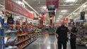 La Policía de Hollywood investiga el apuñalamiento informado durante una pelea en Walmart. La Policía de Hollywood investiga el apuñalamiento informado durante una pelea en Walmart.