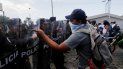 Manifestantes recriminan a los policías antimotines que bloqueen el paso de una marcha contra Daniel Ortega, a quien acusan por la muerte de cientos de personas en protestas contra su régimen. Manifestantes recriminan a los policías antimotines que bloqueen el paso de una marcha contra Daniel Ortega, a quien acusan por la muerte de cientos de personas en protestas contra su régimen.
