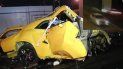 Los pedazos del automóvil, cuyo conductor no ha sido identificado, quedaron esparcidos en el área. Los pedazos del automóvil, cuyo conductor no ha sido identificado, quedaron esparcidos en el área.