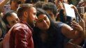 El actor canadiense Ryan Gosling saluda a sus fans y se toma selfies a su llegada al hotel que aloja a los invitados a la 66 edición del Festival de Cine de San Sebastián. El actor canadiense Ryan Gosling saluda a sus fans y se toma selfies a su llegada al hotel que aloja a los invitados a la 66 edición del Festival de Cine de San Sebastián.