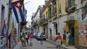 Vista general de una calle de La Habana con grafitis y una bandera. Vista general de una calle de La Habana con grafitis y una bandera.