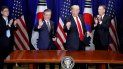 El presidente de Corea del Sur, Moon Jae-in (2 izq.), posa junto al presidente Donald Trump (2 der.), luego de una reunión el lunes 24 de septiembre de 2018, en Nueva York, EEUU. El presidente de Corea del Sur, Moon Jae-in (2 izq.), posa junto al presidente Donald Trump (2 der.), luego de una reunión el lunes 24 de septiembre de 2018, en Nueva York, EEUU.