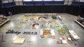 La estructura inspirada en Toy Story Land de 32,000 fichas de dominó presenta una serie de trucos complejos de reacción en cadena y sorprendentes efectos especiales con juguetes clásicos. La estructura inspirada en Toy Story Land de 32,000 fichas de dominó presenta una serie de trucos complejos de reacción en cadena y sorprendentes efectos especiales con juguetes clásicos.