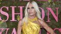 La diseñadora, citada en la nota, recordó sus 20 años de trayectoria en Versace junto a su hermano Santo y su hija Allegra, e informó que los tres se convertirán en accionistas de Capri Holdings. La diseñadora, citada en la nota, recordó sus 20 años de trayectoria en Versace junto a su hermano Santo y su hija Allegra, e informó que los tres se convertirán en accionistas de Capri Holdings.