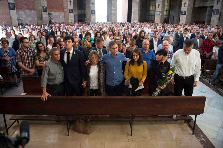 Andres Barquín (cen.), hermano de Celia, junto a sus padres Marcos Barquín (izq.), y Miriam Arozamena (3 izq.), y el novio de la joven golfista, Carlos Negrín (2 izq.), durante el funeral en Torrelavega.