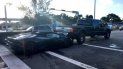 El conductor saltó a un Mercedes Benz de un amigo y huyó de la escena. El conductor saltó a un Mercedes Benz de un amigo y huyó de la escena.