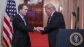 El presidente de Estados Unidos, Donald Trump, saluda al nuevo juez del Tribunal Supremo, Brett Kavanaugh. El presidente de Estados Unidos, Donald Trump, saluda al nuevo juez del Tribunal Supremo, Brett Kavanaugh.
