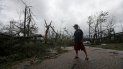 Un hombre camina por una calle de Greensboro, en el noroeste de Florida, donde se reportó la primera víctima del huracán Michael. Un hombre camina por una calle de Greensboro, en el noroeste de Florida, donde se reportó la primera víctima del huracán Michael.