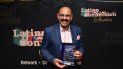 Oscar D León muestra su Heritage Award, otorgado en Miami por El Sol Latino Newspaper. Oscar D León muestra su Heritage Award, otorgado en Miami por El Sol Latino Newspaper.