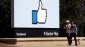 Dos hombres caminan junto a un icono de Facebook en Menlo Park, California, el 30 de marzo del 2018. Dos hombres caminan junto a un icono de Facebook en Menlo Park, California, el 30 de marzo del 2018.