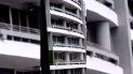 Imagen tomada de un video publicado en YouTube que grabó la caída de la mujer desde el piso 27 de un edificio de apartamentos en Ciudad de Panamá. Imagen tomada de un video publicado en YouTube que grabó la caída de la mujer desde el piso 27 de un edificio de apartamentos en Ciudad de Panamá.
