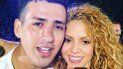 Shakira y Axel Escobar, el fan que llegó hasta el escenario del Estadio Azteca, en México, para tomarse un selfie con ella. Shakira y Axel Escobar, el fan que llegó hasta el escenario del Estadio Azteca, en México, para tomarse un selfie con ella.