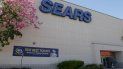 Clientes entran en una tienda Sears en Northridge, California. Clientes entran en una tienda Sears en Northridge, California.