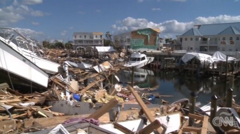 Los daños a las viviendas y a un pequeño canal de Mexico Beach ofrecen una imagen de caos total.