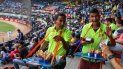 Vendedores ofrecen sus productos durante el juego inaugural de la temporada 2018-2019 en el estadio Universitario de Caracas, Venezuela, un alivio para muchos venezolanos dentro de la crisis que vive el país. Vendedores ofrecen sus productos durante el juego inaugural de la temporada 2018-2019 en el estadio Universitario de Caracas, Venezuela, un alivio para muchos venezolanos dentro de la crisis que vive el país.