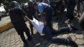Policías del régimen nicaragüense detienen a un manifestante durante una marcha contra Daniel Ortega en Managua. Policías del régimen nicaragüense detienen a un manifestante durante una marcha contra Daniel Ortega en Managua.