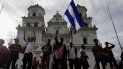 Migrantes hondureños que viajan hacia Estados Unidos visitan la Basílica de Esquipulas (Guatemala) y oran para pedir protección antes de continuar su viaje hacia la frontera entre Guatemala y México. Migrantes hondureños que viajan hacia Estados Unidos visitan la Basílica de Esquipulas (Guatemala) y oran para pedir protección antes de continuar su viaje hacia la frontera entre Guatemala y México.