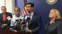 El congresista Carlos Curbelo habla a los medios de comunicación. A su lado, la también representante republicana Ileana Ros-Lehtinen. El congresista Carlos Curbelo habla a los medios de comunicación. A su lado, la también representante republicana Ileana Ros-Lehtinen.
