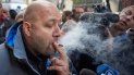Un hombre fuma el cannabis que acaba de comprar en una tienda en Montreal (Canadá), hoy, 17 de octubre de 2018. Un hombre fuma el cannabis que acaba de comprar en una tienda en Montreal (Canadá), hoy, 17 de octubre de 2018.