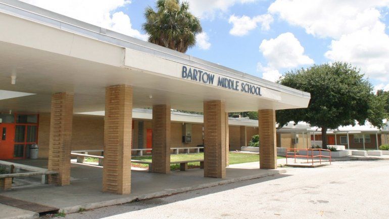 Vista de la entrada a la escuela Bartow Middle School, en la zona central de la Florida.