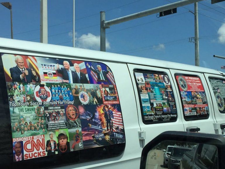 La camioneta de Cesar Sayoc Jr. presenta numerosas pegatinas relacionadas con tendencias republicanas. 