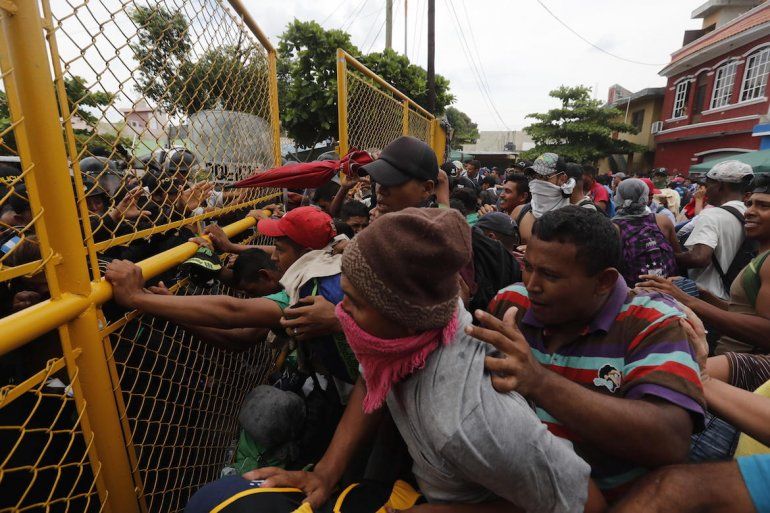  Miles de migrantes, en su mayor&iacute;a hondure&ntilde;os, rompieron hoy la valla met&aacute;lica que separa a Guatemala de M&eacute;xico y despu&eacute;s de un enfrentamiento con la polic&iacute;a cruzaron corriendo y gritando a territorio mexicano.  