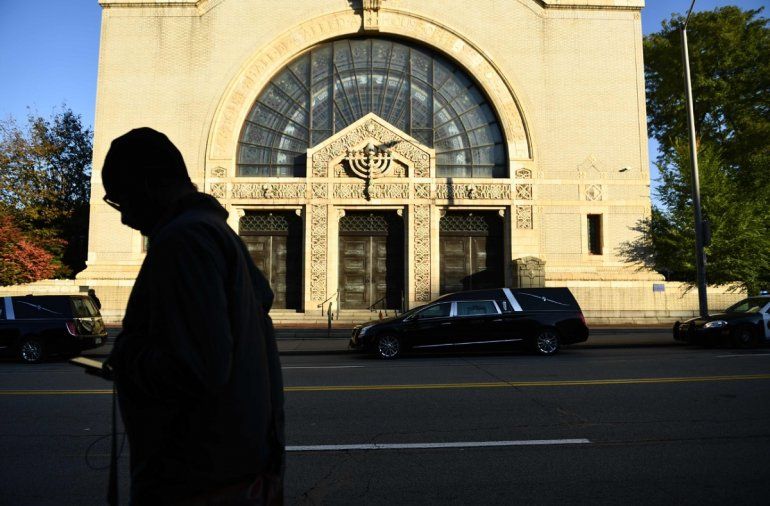 Un hombre camina frente a los coches f&uacute;nebres que participar&aacute;n en los funerales de las v&iacute;ctimas de la masacre en una sinagoga en Pittsburgh.