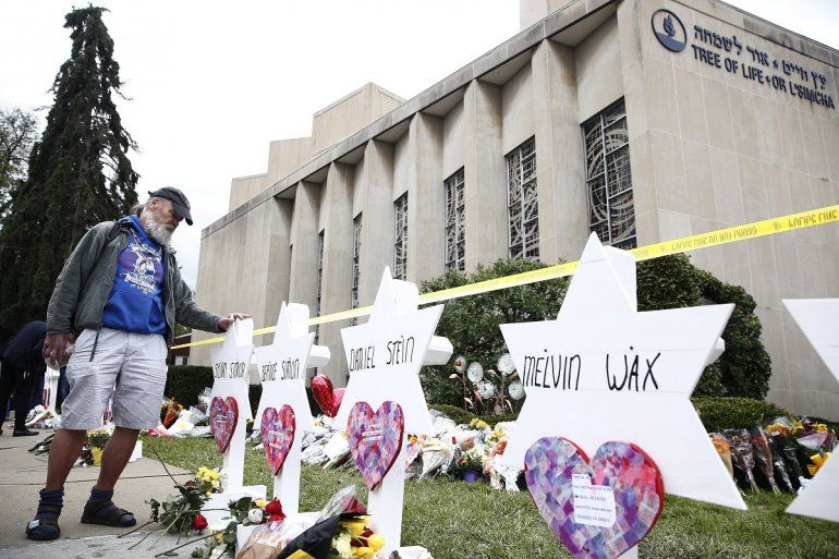 Flores, velas y cartas acompa&ntilde;an a la Estrella de David con los nombres de las 11 personas que murieron en la sinagoga de la Congregaci&oacute;n del &Aacute;rbol de la Vida en Pittsburgh, Pennsylvania.