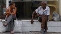 Una mujer conversa con un anciano en una calle de Santiago de Cuba, en el oriente de la isla. Una mujer conversa con un anciano en una calle de Santiago de Cuba, en el oriente de la isla.
