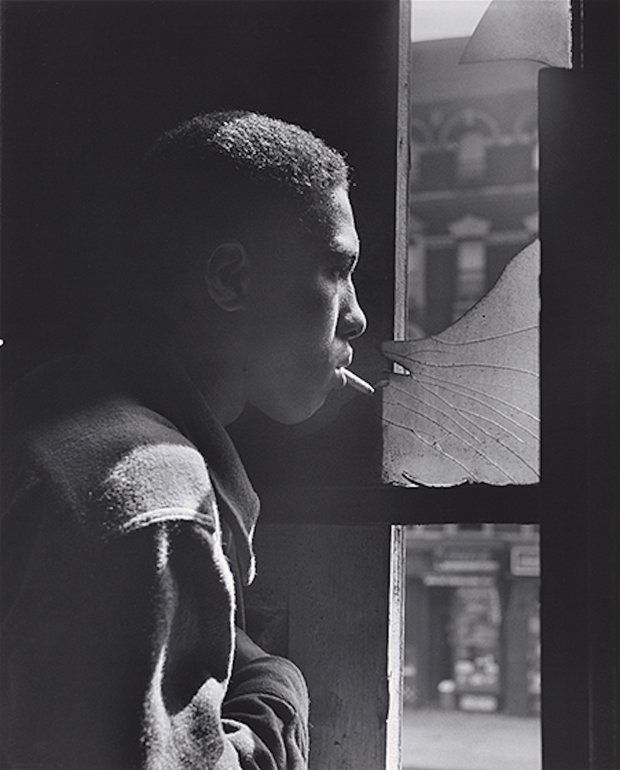 Red Jackson, un g&aacute;ngster, mira por una ventana en una foto de 1948. 