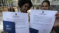 Dos cubanas muestran la constancia de la Cancillería de Uruguay. Dos cubanas muestran la constancia de la Cancillería de Uruguay.