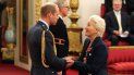 La interprete, de 59 años, fue laureada en una ceremonia celebrada hoy en el Palacio de Buckingham. La interprete, de 59 años, fue laureada en una ceremonia celebrada hoy en el Palacio de Buckingham.