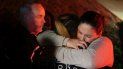 Una mujer que logró huir de los disparos en el Borderline Bar and Grill, abraza a sus familiares en la localidad de Thousand Oaks, California. Una mujer que logró huir de los disparos en el Borderline Bar and Grill, abraza a sus familiares en la localidad de Thousand Oaks, California.