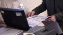 Una persona introduce su boleta en una máquina de votos durante las elecciones de medio mandato en EEUU. Una persona introduce su boleta en una máquina de votos durante las elecciones de medio mandato en EEUU.
