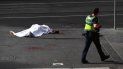 El cadáver de una víctima yace sobre el asfalto después de que un hombre armado con un cuchillo atacara a varias personas en la calle Bourke de Melbourne (Australia). El cadáver de una víctima yace sobre el asfalto después de que un hombre armado con un cuchillo atacara a varias personas en la calle Bourke de Melbourne (Australia).