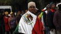 Un migrante hondureño, que integra la caravana que pretende llegar a Estados Unidos, se arropa con una bandera mexicana. Un migrante hondureño, que integra la caravana que pretende llegar a Estados Unidos, se arropa con una bandera mexicana.